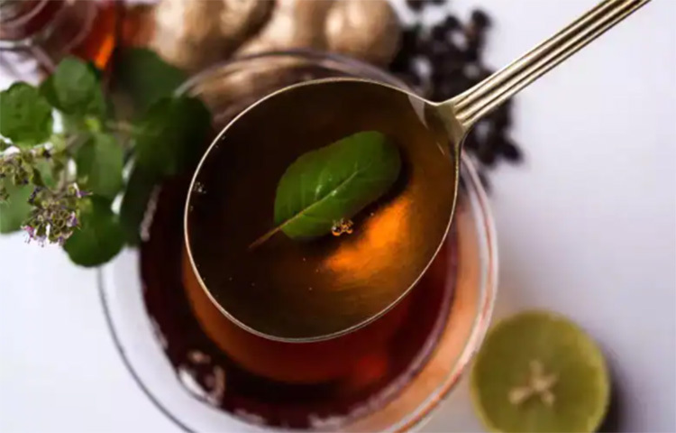 ভেষজ চা: সাধারণত সকলের রান্নাঘরে এই উপাদানগুলো থাকেই। একটি পাত্রে তুলসী, লবঙ্গ, দারুচিনি, আদা, হলুদ এবং কালো মরিচ দিয়ে পানির মধ্যে সেদ্ধ করতে হয়। পরিমাণ মতো মধু বা গুড় দেয়া যেতে পারে। সর্দি-কাশির সঙ্গে লড়াই করতে অত্যন্ত উপকারী এই পানীয়। ছবি: সংগৃহীত