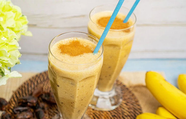 ব্যানানা রাইস স্মুদি: সকালের নাস্তা বা মধ্যাহ্নভোজের জন্য এই স্মুদি একেবারে আদর্শ। এটা তৈরি করতে লাগবে আধা কাপ মিক্সড বেরি, এক চা চামচ নারকেলের দুধ, এক কাপ ভাত, এক চা চামচ চিয়া বীজ এবং একটি কলা। এবার সবকটা উপাদান ৩০ থেকে ৪০ সেকেন্ডের জন্য বেøন্ডারে মিশিয়ে নিলেই তৈরি হয়ে যাবে ব্যানানা রাইস স্মুদি। ছবি: সংগৃহীত