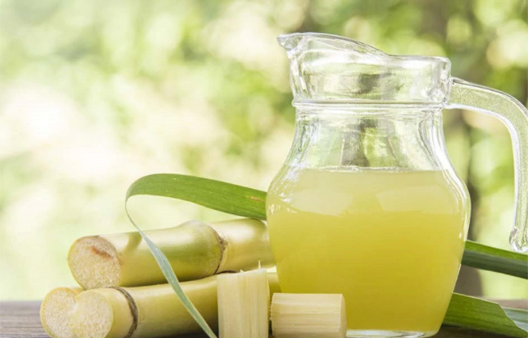 আখের রস: আখ টুকরো করে কেটে ছোলা ছাড়িয়ে বেøন্ডারে পিষে ছেঁকে নিলেই তৈরি সুস্বাদু আখের রস। ছবি: সংগৃহীত