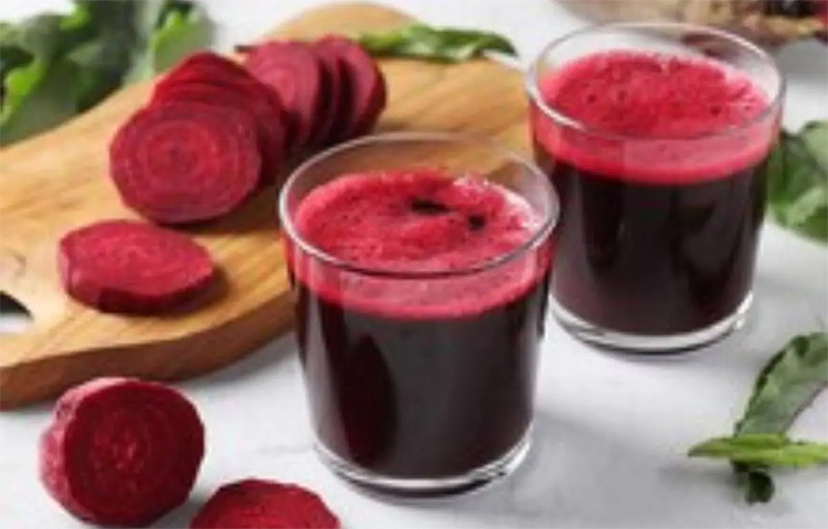 বিটেও প্রচুর পরিমাণে পুষ্টিগুণ রয়েছে। যা ডায়েটে রাখা অত্যন্ত জরুরি। অ্যান্টি অক্সিড্যান্টস, পেকটিন, ফোলেট, বেটালাইন, ম্যাগনেশিয়াম, ফাইবার, পটাশিয়াম, ভিটামিন এ  ও ভিটামিন সি থাকে এতে। রুপালি দত্ত বলছে, এই সমস্ত উপাদানে জন্য এটিও সুপারফুডের মতোই। এটি টক্সিন বের করে লিভার ভালো রাখে। বিটরুট রান্না করে খাবার পাশাপাশি বিটরুটের জুসও খাওয়া যেতে পারে। ছবি: সংগৃহীত