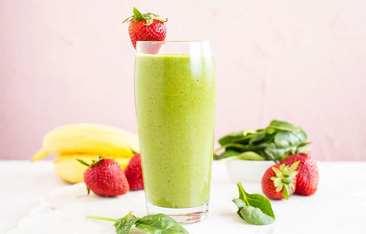 পালং শাকের স্মুদি ওজন কমানোর জন্য এটি সবচেয়ে ভালো সবজি স্মুদি। এটা তৈরি করতে লাগবে আধা কাপ কাটা পনির, দুই টেবিল চামচ প্রোটিন পাউডার, এক চা চামচ লেবুর রস, কয়েকটি বরফের টুকরো, এক বাটি পালং শাক, আধা কাপ পানি এবং এক চা চামচ মধু। এক মিনিটের জন্য একটি ব্লেন্ডারে সমস্ত উপাদান মেশাতে হবে। এবার পেস্টটি ঘন হয়ে এলে পরিবেশন করতে হবে গ্লাসে। ছবি: সংগৃহীত