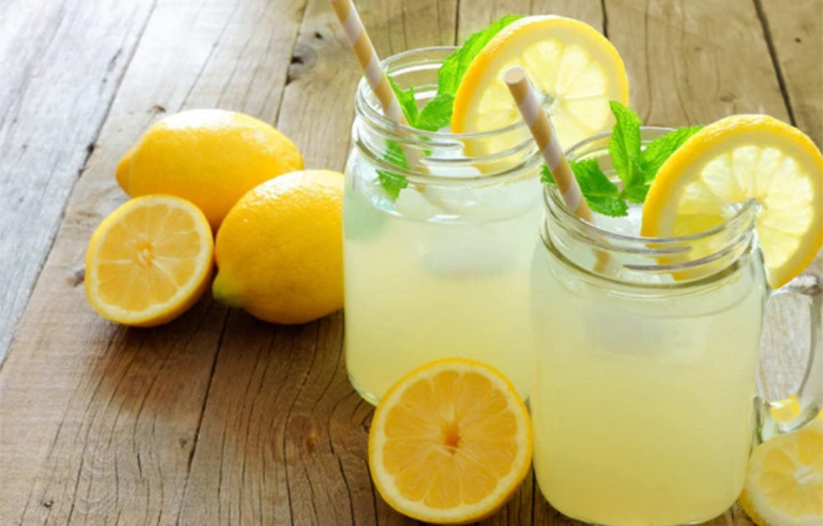 লেবু চিনির শরবত: একেবারে বেসিক একটা শরবত যে কত উপাদেয় হতে পারে, তা বাড়িতে তৈরি লেমোনড না চাখলে হৃদয়ঙ্গম করতে পারবেন না পুরোপুরি। ছবি: সংগৃহীত