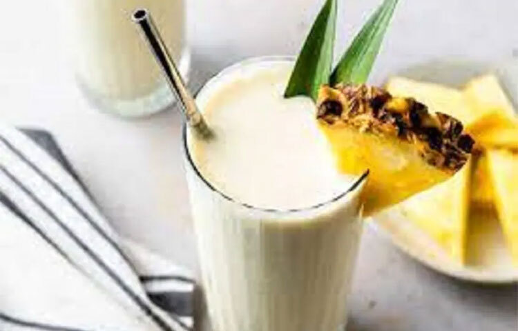 পিনা কোলাডা: এই ভিটামিন প্যাকড স্মুদিতে ক্যালোরি কম রয়েছে। তবে ভরপুর মাত্রাত রয়েছে প্রোটিন, ফাইবার এবং স্বাস্থ্যকর চর্বি। এটা তৈরি করতে লাগবে আধ কাপ মিষ্টি ছাড়া হালকা নারকেলের দুধ, আধ কাপ কাটা আনারস, ১ থেকে ৪ হিমায়িত কলা, ২টি তাজা তুলসি পাতা, আধা স্কুপ উদ্ভিদ ভিত্তিক প্রোটিন পাউডার এবং পানি। এবার ব্লেন্ডারে সবকটা উপাদান মিশিয়ে তাতে এক কাপ পানি যোগ করলেই প্রস্তুত হবে পিনা কোলাডা। ছবি: সংগৃহীত