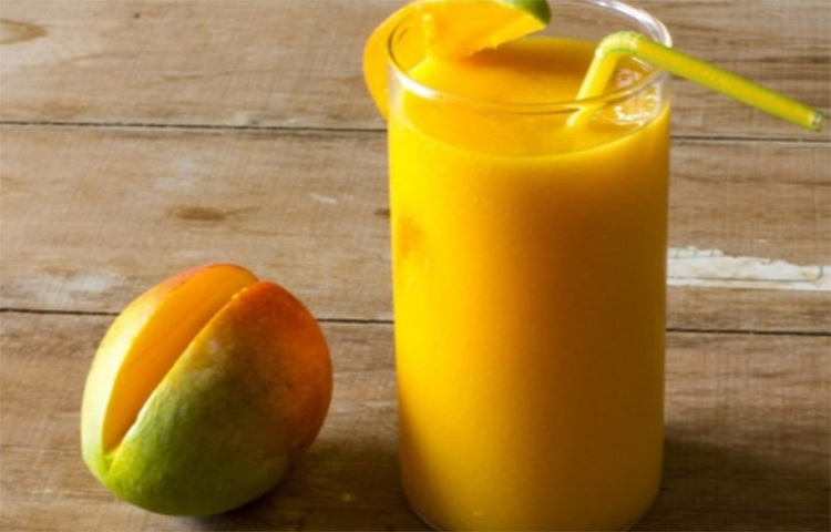 আম দুধের শরবত: আম পাকা ও মিষ্টি হলে বাড়িতি চিনি যোগ করার প্রয়োজন নেই, দুধের সঙ্গে বেøন্ড করে নিলেই চলবে। ঠান্ডা করে পরিবেশন করুন। ছবি: সংগৃহীত