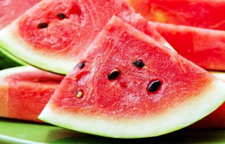 এই গরমে ফলের মধ্যে তরমুজ, শশা, পেঁপে, বাঙ্গি, জামরুল, আনারস, এসব খেতে পারেন। ছবি: সংগৃহীত