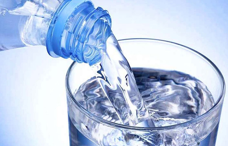 সবচেয়ে বেশি দরকার বিশুদ্ধ পানি। এছাড়া যেসব পানীয় শরীর ঠান্ডা রাখে, সেগুলো হলো তেঁতুল পানি, লেবুর পানি, ঘোল, ডাবের পানি, বাটার মিল্ক, আখের রস, পুদিনার সরবত বেলের শরবত এবং ছাতুর শরবত খেতে পারেন। ছবি: সংগৃহীত