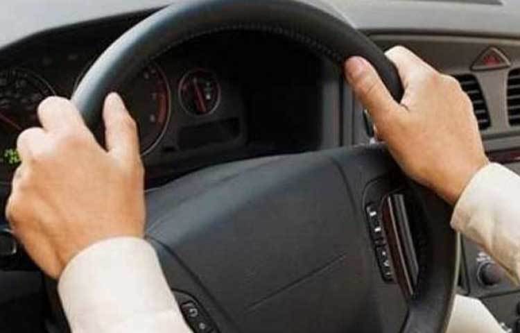 প্রয়োজনে স্টিয়ারিং এবং গিয়ারের মাথাটা স্যানিটাইজার দিয়ে মুছে নিন।