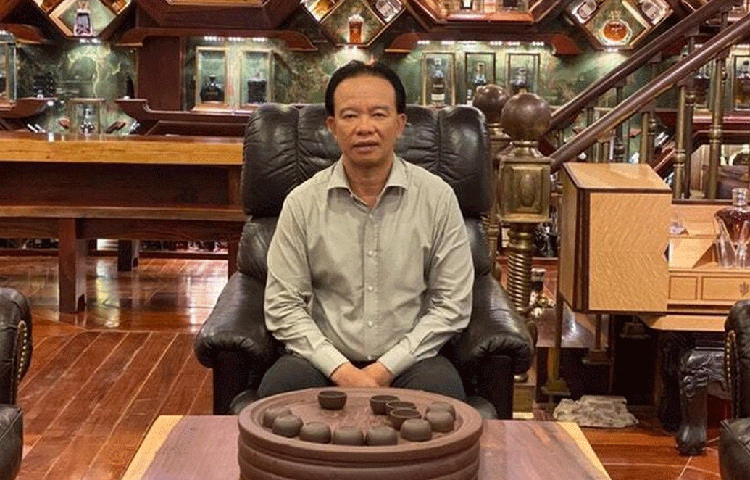 আধুনিক ডিজাইনের সুন্দর সুন্দর কাঠের তাক। আর তাতে থরে থরে সাজানো হুইস্কির বোতল। তার কোনোটা ১০০ বছরের পুরনো, কোনোটা আবার তারও বেশি।