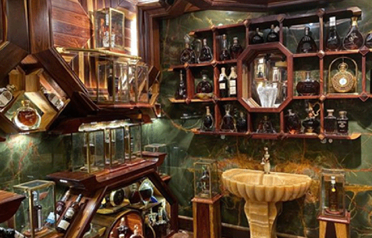 ১৯১৯ সালে ভিনটেজ স্প্রিংব্যাঙ্কের মাত্র ২৪টা বোতল তৈরি হয়েছিল। তার মধ্যে একটি তার সংগ্রহে শোভা পাচ্ছে।