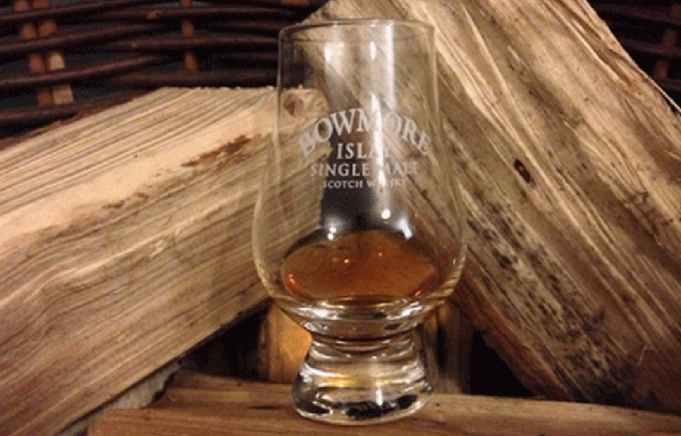 সম্প্রতি দুর্লভ এই হুইস্কির বোতল তিনি দু’কোটি টাকারও বেশি দামে কিনেছেন। এ ছাড়াও বোমোর-এর মতো দুর্লভ এবং বিশ্বের সবচেয়ে দামি হুইস্কি রয়েছে তার সংগ্রহে।