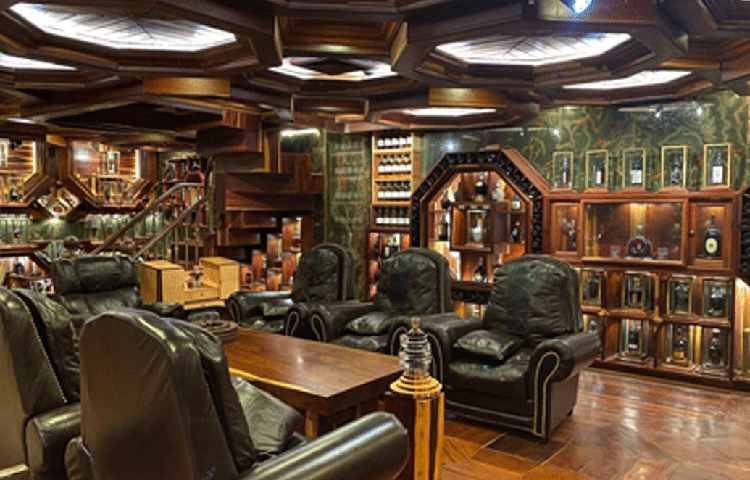 সব মিলিয়ে এখন পর্যন্ত কতগুলো হুইস্কির বোতল রয়েছে তার সংগ্রহে? ভিয়েতনামি ওই ব্যবসায়ীর সংগ্রহে রয়েছে ৫৩৫টা হুইস্কির বোতল।