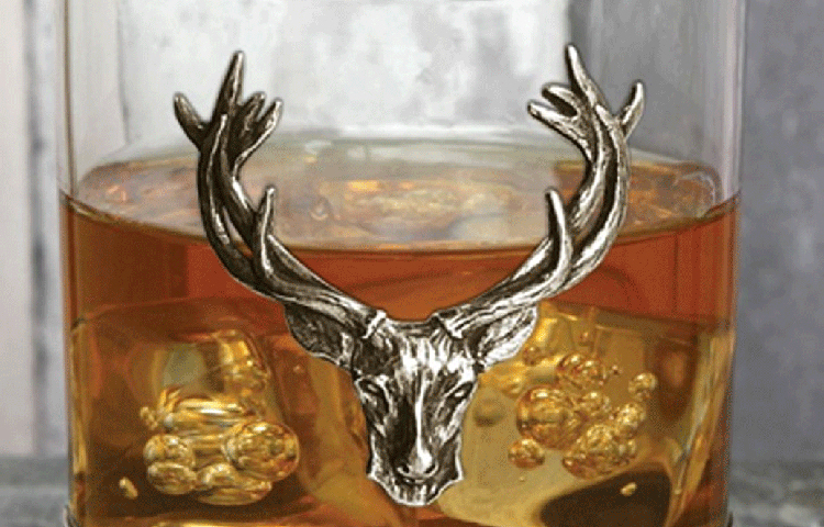 খোঁজ রাখেন কোথায় দুর্লভ হুইস্কি নিলাম হওয়ার কথাবার্তা চলছে। খোঁজ পেলেই সেখানে চলে যান তিনি। যত টাকাই লাগুক না কেন, নিজের সংগ্রহশালার জন্য সেই হুইস্কি তিনি কিনে বাড়ি ফেরেন।