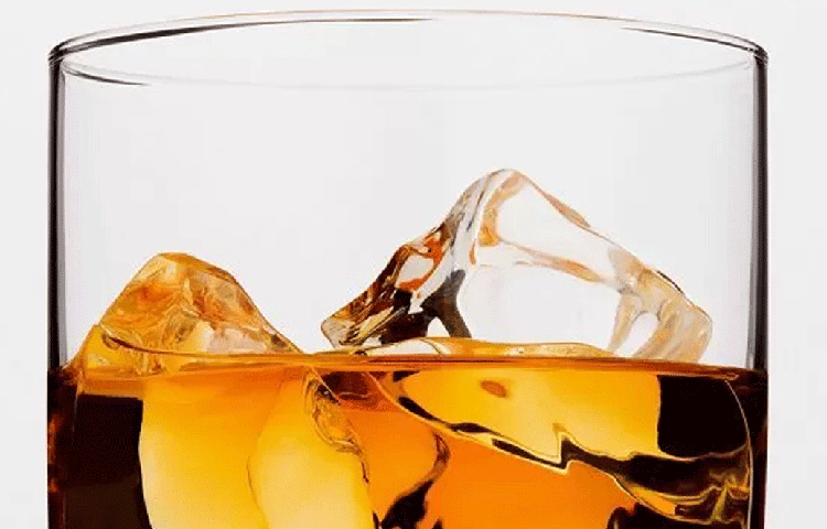 ভিয়েতনামের এই বাড়িতে ঢুকলে মনে হবে যেন কোনো দুর্মূল্য হুইস্কির দোকানে চলে এসেছেন। কিন্তু জানেন কি এটা কোনো লিকার শপ নয়, এক ব্যবসায়ীর বাড়ি!