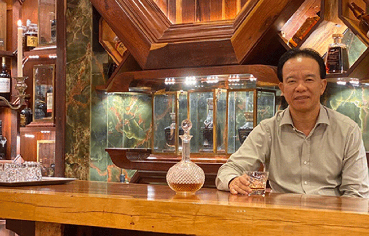 ভিয়েতনামের ওই ব্যবসায়ীর নাম ভিয়েত নিগুয়েন দিনাহ তুয়ান। তার বাড়ির প্রায় সবটা জুড়েই রয়েছে দুর্মূল্য হুইস্কির সংগ্রহ।