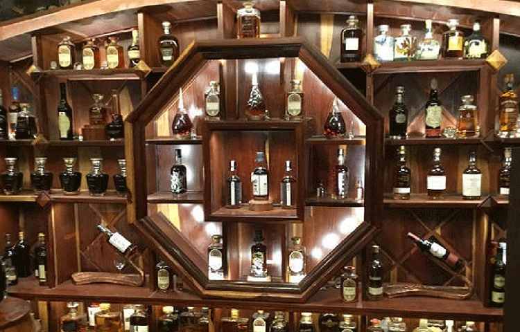 ভিয়েতনামের হো চি মিন শহরে তার বাস। বাড়ির ভিতরের সমস্ত দেয়ালেই কাঠের তাক বানানো রয়েছে। আর সেই তাক জুড়েই শোভা পাচ্ছে হুইস্কি।