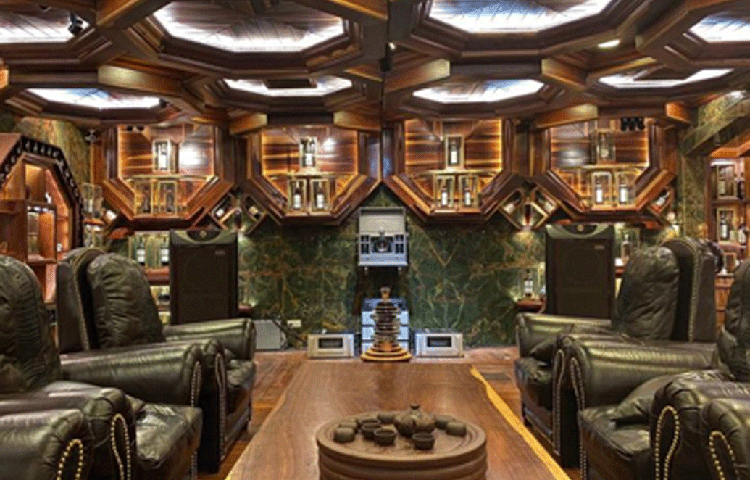 তবে এই সব হুইস্কি বিক্রির জন্য নয়। এটা সম্পূর্ণ তার ব্যক্তিগত সংগ্রহ।