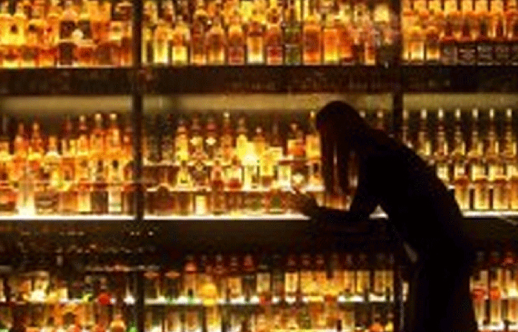 বিশ্বের সমস্ত দামি হুইস্কি সংগ্রহ করার জন্য তিনি সম্প্রতি গিনেস ওয়ার্ল্ড রেকর্ডে নাম তুলেছেন। তার সংগ্রহে কী কী রয়েছে জানলে আপনিও তাজ্জব হয়ে যাবেন।