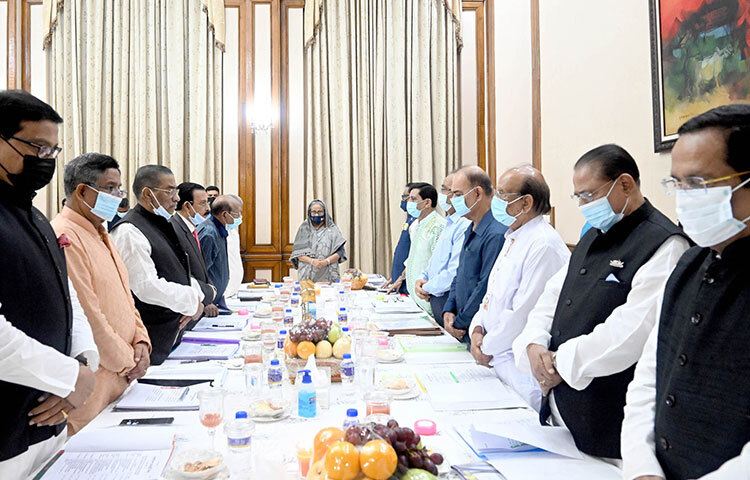 বাংলাদেশ আওয়ামী লীগ সভাপতি ও প্রধানমন্ত্রী শেখ হাসিনা আজ গণভবনে বাংলাদেশ আওয়ামী লীগের সংসদীয় ও স্থানীয় সরকার জনপ্রতিনিধি মনোনয়ন বোর্ডের সভার শুরুতে যুক্তরাজ্যের রানী দ্বিতীয় এলিজাবেথের মৃত্যুতে রানীর প্রতি শ্রদ্ধা জানিয়ে এক মিনিট নিরবতা পালন করেন। ছবি: ইয়াসিন কবির জয়