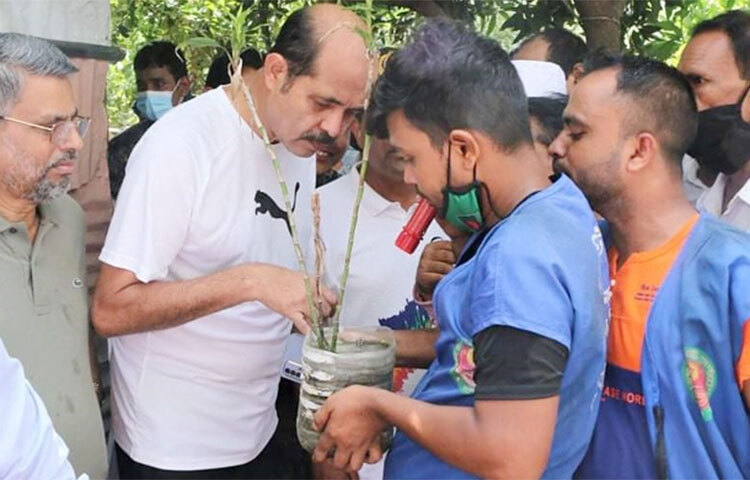 ডেঙ্গু রোগের বাহক এডিস মশা নিয়ন্ত্রণে সপ্তাহব্যাপী বিশেষ অভিযান পরিচালনার সিদ্ধান্ত নিয়েছে ঢাকা উত্তর সিটি করপোরেশন (ডিএনসিসি)। আজ রাজধানী উত্তরায় ৫০ নম্বর ওয়ার্ডের দক্ষিণখানে মধ্য আজমপুর এলাকায় এডিস মশার প্রকোপ নিয়ন্ত্রণে জনসচেতনতামূলক প্রচারাভিযানে ডিএনসিসি মেয়র মো. আতিকুল ইসলাম এসব কথা জানান। ছবি: জাগো নিউজ