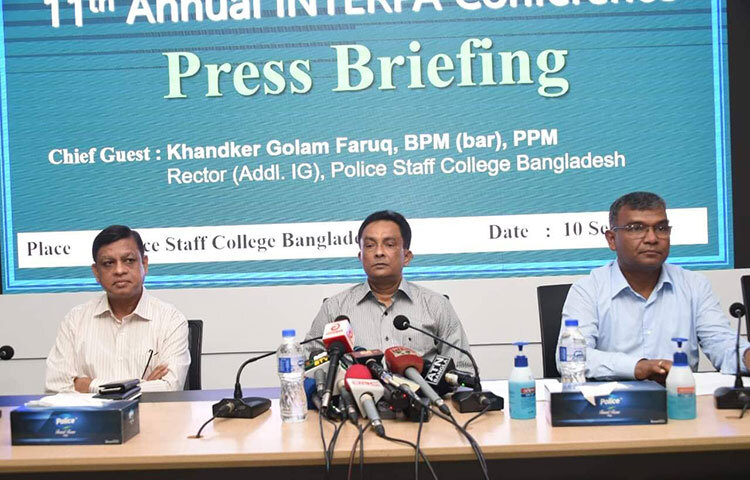 বিভিন্ন দেশের পুলিশ প্রশিক্ষণ প্রতিষ্ঠানগুলোর সংগঠন ইন্টারন্যাশনাল অ্যাসোসিয়েশন অব পুলিশ একাডেমি (ইন্টারপা) সম্মেলন পুলিশের দক্ষতা বাড়াতে কার্যকর ভূমিকা রাখবে বলে মনে করেন পুলিশ স্টাফ কলেজের রেক্টর অতিরিক্ত আইজিপি খন্দকার গোলাম ফারুক। আজ রাজধানীর মিরপুর ১৪ নম্বরে পুলিশ স্টাফ কলেজে আয়োজিত সংবাদ সম্মেলনে এ কথা বলেন তিনি। ছবি: বিপ্লব দিক্ষিৎ