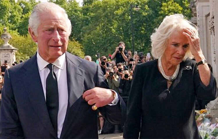 ব্রিটেনের রানি দ্বিতীয় এলিজাবেথের মৃত্যুতে দেশটির নতুন রাজা হচ্ছেন তার ছেলে ও সাবেক প্রিন্স অব ওয়েলস চার্লস। স্থানীয় সময় শনিবার ঐতিহাসিক এক অনুষ্ঠানের মাধ্যমে লন্ডনের সেন্ট জেমসেস প্রাসাদে আনুষ্ঠানিকভাবে তাকে দেশটির রাজা হিসেবে ঘোষণা করা হয়। তিনি এখন রাজা তৃতীয় চার্লস হিসেবেই পরিচিতি পাবেন। ছবি: সংগৃহীত