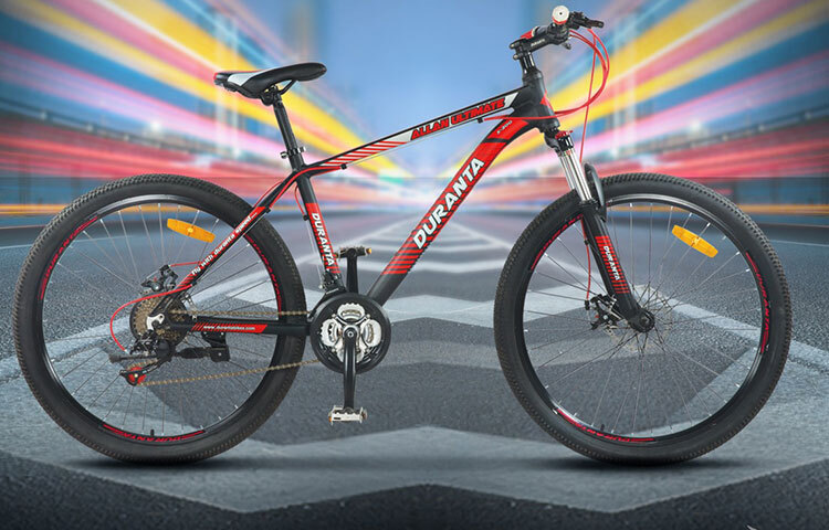 নিয়মিত সাইকেল চালালে ওজন কমে। সাইকেল চালালে ক্যালোরি খরচ বৃদ্ধি পায় এবং মেটাবলিজম বা বিপাকের হার বৃদ্ধি করে। যার ফলে ওজন কমতে সাহায্য করে। এতে হাইপারটেনশনের রোগীদের রক্তচাপ নিয়ন্ত্রণে থাকে। ছবি: সংগৃহীত