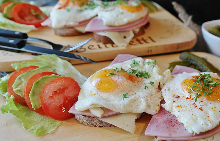 ওয়াটার পোচ: ওয়াটার পোচ তৈরি করার জন্য একটি মাঝারি মাপের পাত্রে পানি নিয়ে তাতে সামান্য ভিনিগার মিশিয়ে নিন। জল ফুটে উঠলেই তাতে ডিম ফাটিয়ে ছেড়ে দিন। কিছুক্ষণ পরে এই পোচ আলতো করে তুলে নিন জল থেকে। এই পদ্ধতিতে পোচ বানালে ডিমের সবটুকু পুষ্টিগুণ পাওয়া যায়। পেটে মেদ জমারও ভয় থাকে না।