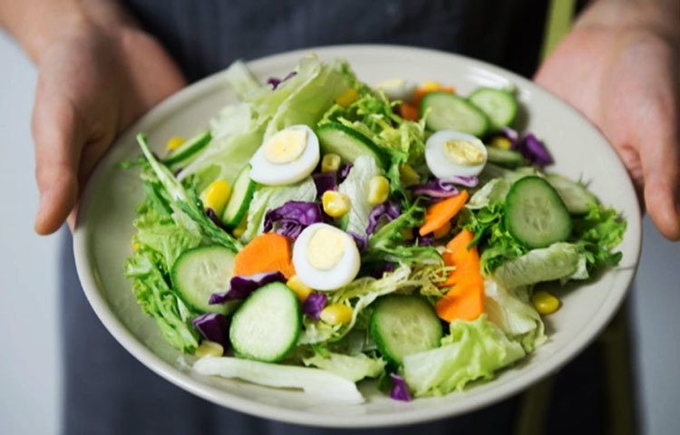 সালাদ: আপনার প্রতিদিনের মেনুতে সালাদ থাকে নিশ্চয়ই! সালাদে নতুনত্ব আনতে এতে সিদ্ধ ডিমের কুঁচানো অংশ যোগ করুন। এর সঙ্গে মেশিয়ে নিন গোলমরিচ আর লেবুর রস। এতে পুরো ডিমের পুষ্টিগুণ তো মিলবেই, পাশাপাশি শাক-সবজির কারণে মেদ জমার সুযোগ পাবে না।