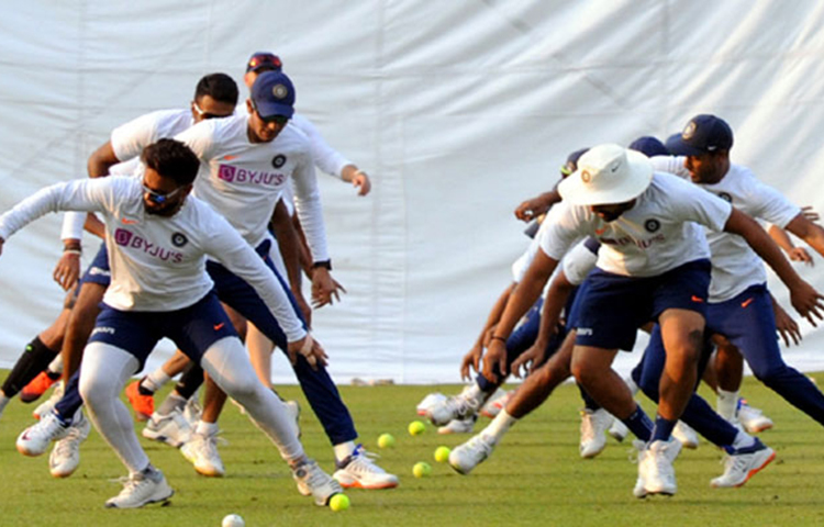 টসের আগে ভারতীয় সেনাবাহিনীর প্যারাট্রুপাররা উইকেটে প্যারাসুটে করে নেমে আসবেন। তারপর ভারতের অধিনায়ক বিরাট কোহলি ও বাংলাদেশের অধিনায়ক মুমিনুল হকের হাতে গোলাপি বল তুলে দেবেন। এরপরই ইডেনে বেল বাজাবেন মুখ্যমন্ত্রী মমতা বন্দ্যোপাধ্যায় ও বাংলাদেশের প্রধানমন্ত্রী শেখ হাসিনা।