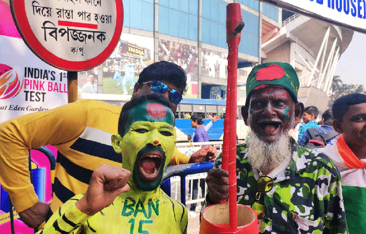 সকাল থেকেই ইডেনের বাইরে ভিড় জমাতে শুরু করেছেন বাংলাদেশ ও ভারতের সমর্থকরা। কারো মাথায় পতাকা বাঁধা। কেউ তো আবার বাংলার বাঘ হয়েই হাজির হয়ে গিয়েছেন।