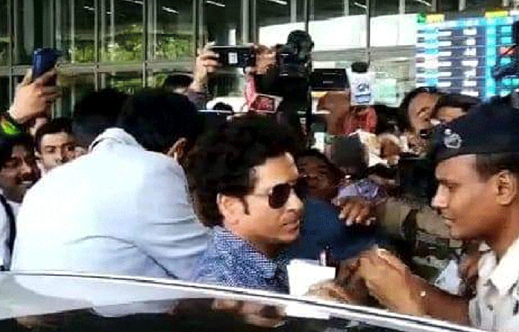 এর আগে কোনো টেস্ট ম্যাচ নিয়ে ক্রিকেটপ্রেমীরা কবে এতটা আগ্রহ দেখিয়েছেন, তা মনে করতে পারছেন না প্রায় কেউই। গোলাপি বলে দিনরাতের এই ঐতিহাসিক টেস্ট নিয়ে ক্রিকেটপ্রেমীদের আগ্রহ চূড়ান্ত পর্যায়ে গিয়েছে। ম্যাচের টিকিট ছাড়ার মাত্র ৪ দিনেই সব টিকিট বিক্রি হয়ে গিয়েছে।