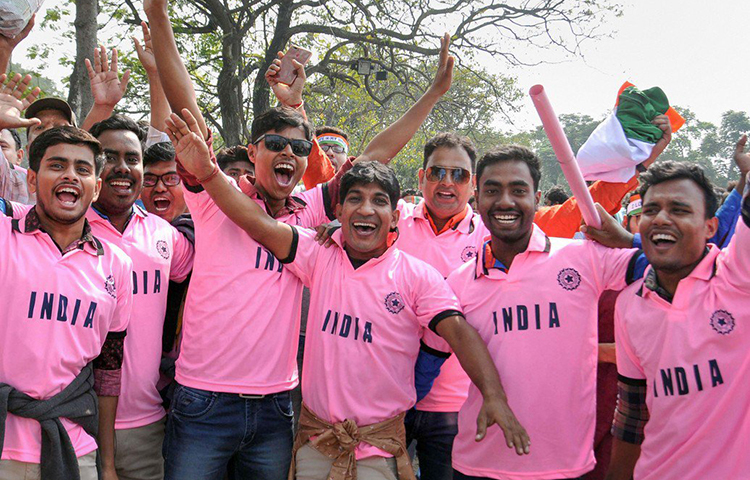 ইডেন তো বটেই। তার সঙ্গে পাল্লা দিয়ে গোলাপি রঙে সেজে উঠেছে ময়দান চত্বরও। শহরের প্রাণকেন্দ্র ধর্মতলা ঢাকা পড়েছে গোলাপি আভায়।