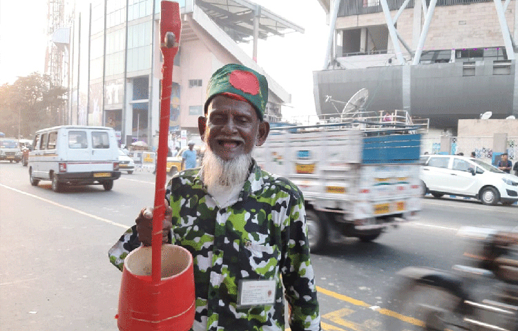 বাংলাদেশ থেকে কয়েক হাজার ক্রিকেটপ্রেমী হাজির হয়েছেন কলকাতায়। টেস্ট নিয়ে উন্মাদনা এতটাই যে, শহরে বাংলাদেশের থাকার আস্তানা বলে পরিচিত সদর স্ট্রিট, মার্কো স্ট্রিট, রফি আহমেদ কিদোয়াই রোডের পঁচিশটি হোটেল ও গেস্ট হাউসে কোথাও কোনো ঘর খালি নেই। ঐতিহাসিক টেস্টের সাক্ষী থাকতে বাংলাদেশ থেকে এসেছেন মুক্তিযুদ্ধের সৈনিক মহম্মদ নুরবক্স।
