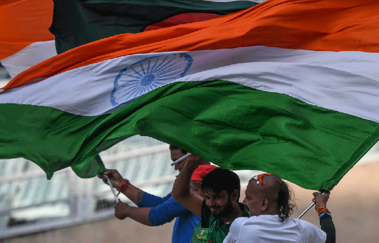 ইডেনে উপস্থিত রয়েছেন বাংলাদেশের প্রধানমন্ত্রী শেখ হাসিনা। ক্রিকেট-অন্ত-প্রাণ শেখ হাসিনার। তার কথায়, ঐতিহাসিক ইডেন গার্ডেন্সে বাংলাদেশের জাতীয় দল টেস্ট খেলবে, এটা বিরাট ব্যাপার। সেই ক্ষণটিতে হাজির থাকার জন্য আমন্ত্রণ পাওয়া মাত্র তিনি হ্যাঁ বলেছেন।