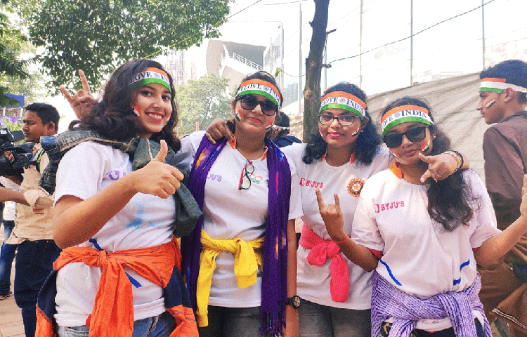 এদিন ইডেনে উপস্থিত রয়েছেন রাজ্যের মুখ্যমন্ত্রী মমতা বন্দ্যোপাধ্যায়ও। উপস্থিত থাকার কথা ছিল স্বরাষ্ট্রমন্ত্রী অমিত শাহের। তবে তিনি আসতে পারবেন না বলে ইতিমধ্যেই সিএবি-কে জানিয়ে দিয়েছেন।