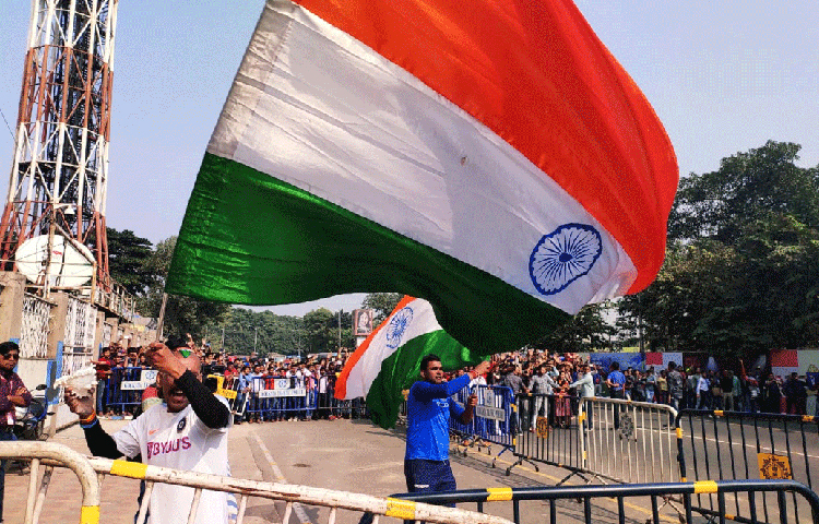 শুধু গোলাপি রঙের বাহারই নয়। ইডেনে এদিন নানা অনুষ্ঠানের আয়োজন করা হয়েছে। শুক্রবার প্রথম দিনের খেলা শেষ হওয়ার পরে গান গাওয়ার কথা বাংলাদেশের সঙ্গীতশিল্পী রুনা লায়লার।