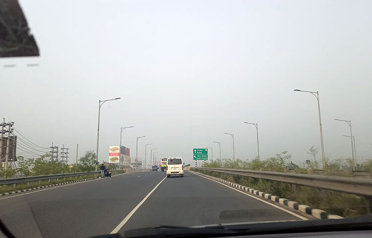 ব্যস্ত নগরী ছেড়ে যাচ্ছে মানুষ। ছবি: বাদল খান