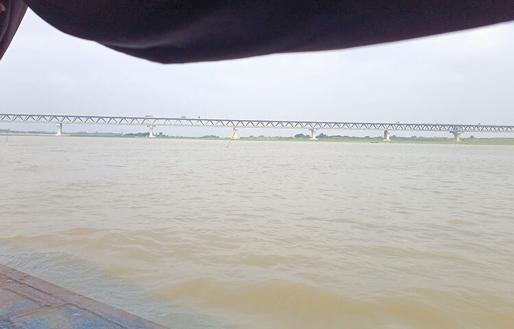 দেশের দক্ষিণাঞ্চলের মানুষ বাড়ি ফিরলে পদ্মাসেতুর ছবি ক্যামেরাবন্দি করতে ভুল করেন না। পাশাপাশি ছবি দেখে ভাবেন কবে সেতু পার হয়ে বাড়ি ফিরতে পারবেন। ছবি: বাদল খান