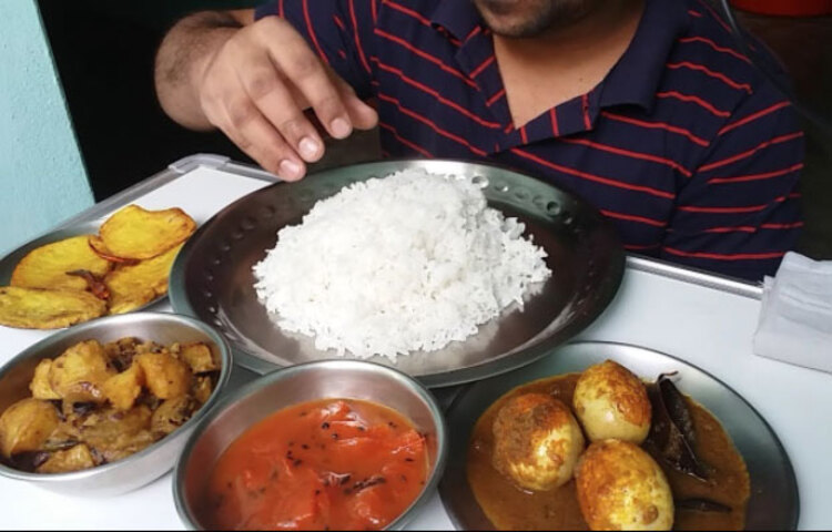 সকালের নাস্তায় ডিম অথবা দুপুরে গরম ভাতে ডিম খাওয়া মধ্যবিত্তের খাদ্যাভাসে এই পদ খুবই সাধারণ একটি বিষয়। কিন্তু, আপনার যা বয়স তাতে কি এ হেন খাদ্যাভাসকে জারি রাখা সঠিক হচ্ছে? কী বলছেন বিশেষজ্ঞরা তা জানা খুবই দরকার।