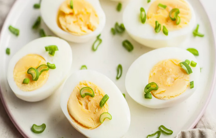 ডিমের গুণ অপরিসীম তার সঙ্গে খেতেও দারুণ। কিন্তু বেশ কিছু রোগের ক্ষেত্রে এই ডিম খাওয়া নিয়ে নানা নিষেধাজ্ঞা শোনা যায়। কিন্তু ভারতের পুষ্টিবিদ মুনমুন গানেরিওয়াল অবশ্য পুরনো ধ্যান ধারণায় আঘাত দিয়েছেন। আগে জানা ছিল যাদের কোলেস্টরল আছে তাদের ডিমের কুসুম বাদ দিয়ে ডিম খাওয়া উচিত। কিন্তু এই নিউট্রিশানিস্ট জানিয়েছেন ডিমের কুসুম শুদ্ধ ডিম খাওয়া উচিত। কারণ এতে কোলস্টেরল থাকলেও এতে প্রচুর পরিমাণে ফসফর লিপিড থাকে। ছবি: সংগৃহীত