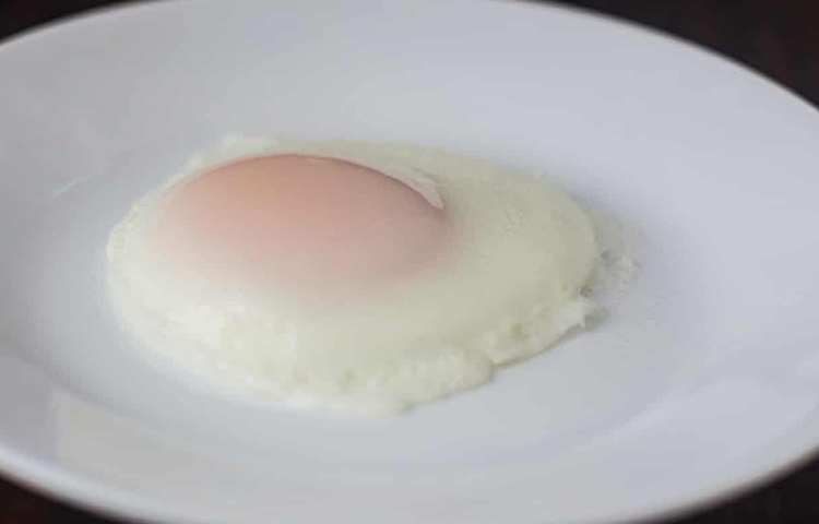 ডিমে রয়েছে প্রচুর প্রোটিন। ‘অ্যান্টিবডি’ তৈরিতে প্রোটিন ব্যবহার করে শরীর। যা পরে বিভিন্ন রোগ জীবাণুর বিরুদ্ধে লড়াই করে। আর সংক্রমণ থেকে সুরক্ষিত রাখে।