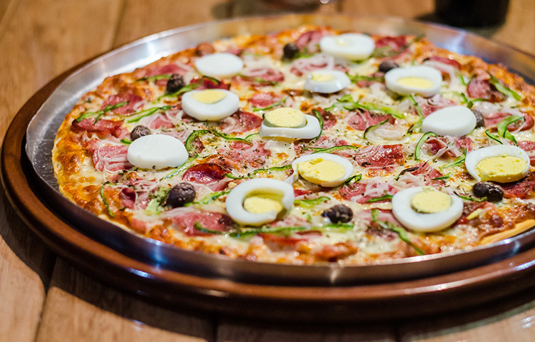 ডিম কিনে আনার পর কিছুক্ষণ পানির মধ্যে ডুবিয়ে রাখুন। ভালো ডিমগুলো কিছুক্ষণের মধ্যেই পানিতে ডুবে যাবে। আর নষ্ট ডিম ভেসে থাকবে। পানিভর্তি গ্লাসে ডিম ছেড়ে দেয়ার পর যদি ডুবে যায় সঙ্গে সঙ্গে, তা হলে বুঝবেন ডিম পচা নয়। ভেসে থাকলে বুঝতে হবে ঠকেছেন ডিম কিনে। ছবি: সংগৃহীত