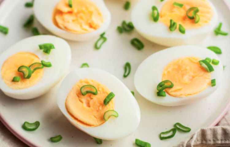 ডায়াটেশিয়ানের মতে ৫ থেকে ১০ বছরের শিশুদের দিনে একটি করে ডিম খাওয়া উচিত। ওজন কম থাকলে কুসুম সমেত ডিম খেতে হবে। আর ওজন বেশি হলে কুসুম ছাড়া শুধু ডিমের সাদা অংশ খাওয়ার পরামর্শ দিচ্ছেন বিশেষজ্ঞরা।