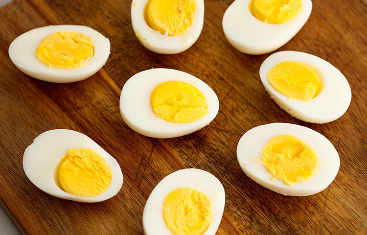 রিসার্চাররা জানিয়েছেন ডিম কোলস্টেরলে খারাপ প্রভাব ফেলে না। এতে প্রচুর পরিমাণে অতিপ্রয়োজনীয় নিউট্রিয়েন্টস থাকে। এতে রয়েছে প্রোটিন, ভিটামিন বি, আয়রন, স্বাস্থকর ফ্যাট, ভিটামিন এবং আরো অনেক কিছু। ছবি: সংগৃহীত