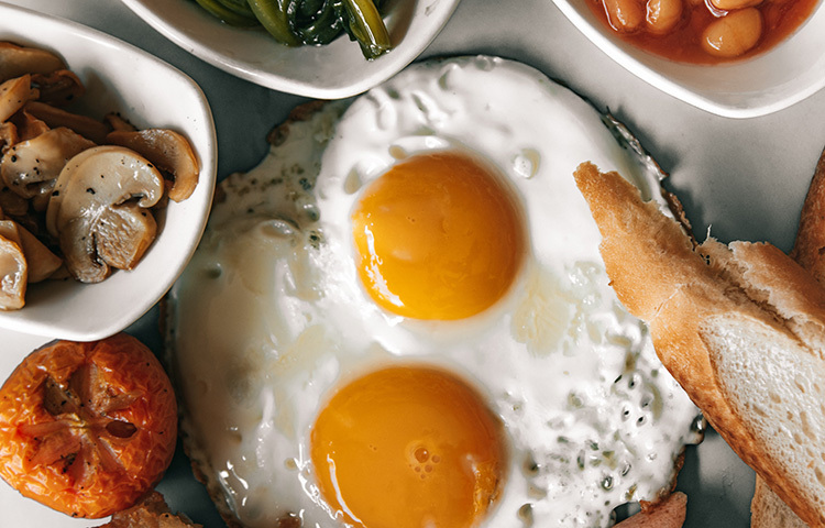 পোস্টের সঙ্গে নমামি একটি ছবি শেয়ার করেছেন। সেখানে দেখা যাচ্ছে ডিমের পোচ। সঙ্গে তিনি ক্যাপশন দিয়েছেন, ‘সানি সাইড আপ’। ডিমকে ‘সুপারফুড’-ও বলা হয়। কারণ মানবদেহে চটজলদি প্রোটিন ও ফ্যাটের যোগান দিতে ডিম জুড়িহীন। ডিমে সব ধরনের পুষ্টিগুণ বজায় আছে। তার মানে নমামি বোঝাতে চাইছেন ডিম পোচ করে খেলে বেশি উপকার পাওয়া যায়। ছবি: সংগৃহীত