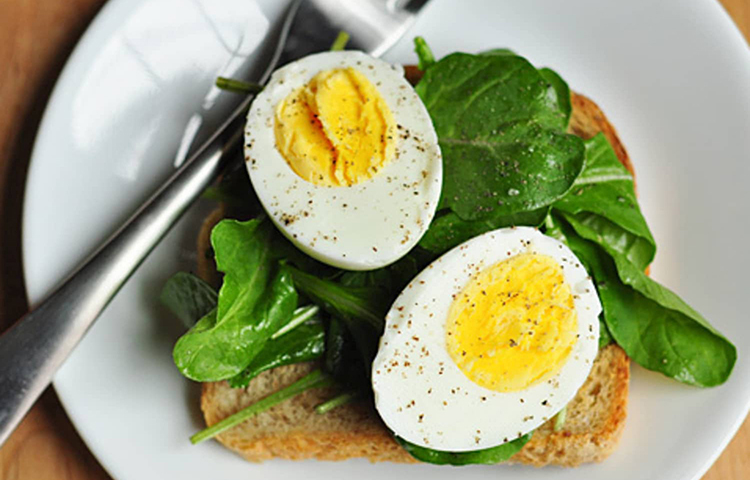 সূর্যালোক ভিটামিন ডি সরবরাহে গুরুত্বপূর্ণ ভূমিকা রাখে। শীতকালে যেহেতু সূর্যের দেখা পাওয়া যায় কম তাই ডিম খেলে আপনি সেই উপকার পাবেন। প্রতিদিনের ভিটামিন ‘ডি’য়ের চাহিদার ১০ শতাংশ পূরণ করতে পারে একটি ডিম।