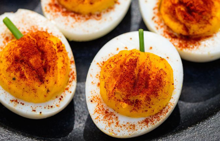 একদিনে খুব বেশি ডিম যেমন খাওয়া উচিত নয়, ঠিক তেমনিই আবার ডিম একেবারে বাদ দিয়ে খাদ্যভাস তৈরি করাও উচিত নয়। দিনে একটি বা দুটি করে ডিম রোজই খাওয়া যেতে পারে। ছবি: সংগৃহীত