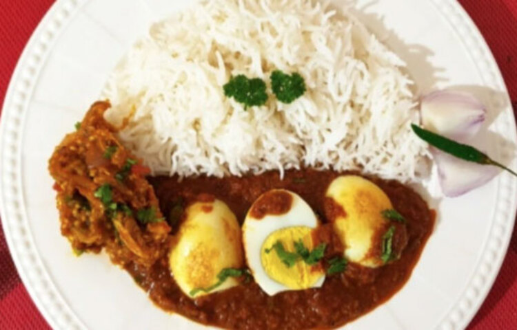 ২০ থেকে ৩০ বছরের মধ্যে যাদের বয়স, তারা দিনে দুই থেকে তিনটি ডিম খেতে পারেন। তবে ওজন বেশি থাকলে কুসুম না খাওয়াই উচিত। ৩০ থেকে ৪০-এর মধ্যে বয়স হলে দৈনিক দুইটির বেশি ডিম খাবেন না। কুসুম বাদ দিয়ে খাওয়াই ভালো।