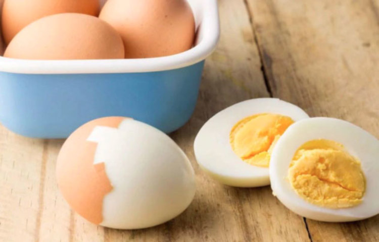 ডিমের পুষ্টিগুণ সম্পর্কে আমরা প্রায় সকলেই অবগত। সুষম আহারের তালিকায় রয়েছে ডিম। শিশুর শারীরিক বিকাশ, রোগীর সেরে ওঠার পর শারীরিক দুর্বলতা কাটাতে এর জুড়ি মেলা ভার! তবে যাদের উচ্চ রক্তচাপ, হাই কোলেস্টরল, হার্টের সমস্যা, ইউরিক অ্যাসিডের সমস্যা রয়েছে, তাদের ক্ষেত্রে ডিমের কুসুম এড়িয়ে চলাই ভালো।