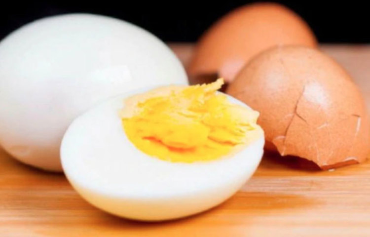 পুষ্টিবিদরা জানাচ্ছেন, ১০০ গ্রাম মুরগির ডিমে ২৫৫ মিলিগ্রাম আর হাঁসের ডিমে ৩৫৫ মিলিগ্রাম কোলেস্টরল থাকে। তাদের মতে, দু-একটা হাঁস-মুরগির ডিম খেলে এতে থাকা কোলেস্টরল স্বাভাবিকভাবে আমাদের রক্তের কোলেস্টরলের মাত্রাকে খুব একটা প্রভাবিত করে না।